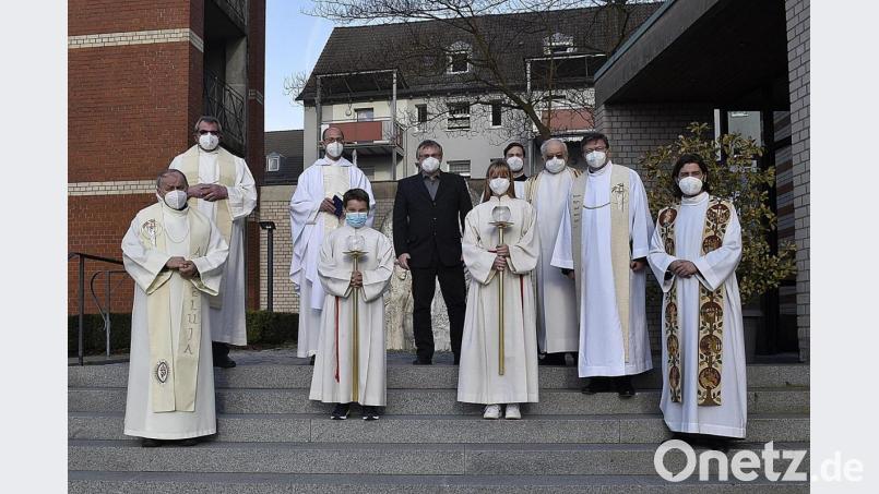Ökumenische Begegnung beim Auftakt der Gebetsstaffel (von links): Pater Jan Nikel (Neuhaus), Pfarrer Josef Hell (Trockau), Dekan Michael Gräf, der evangelische Dekan Markus Rausch, Praktikant Johannes Meisel (Heilig Kreuz Bayreuth), Pfarrer Peter Klamt (Pegnitz), Pater Marek Flasinski (Auerbach) und Pater Tomasz Rostek (Auerbach), vorne: Ministrant Jan Büttner und Oberministrantin Jana Schrembs. Bild: sck