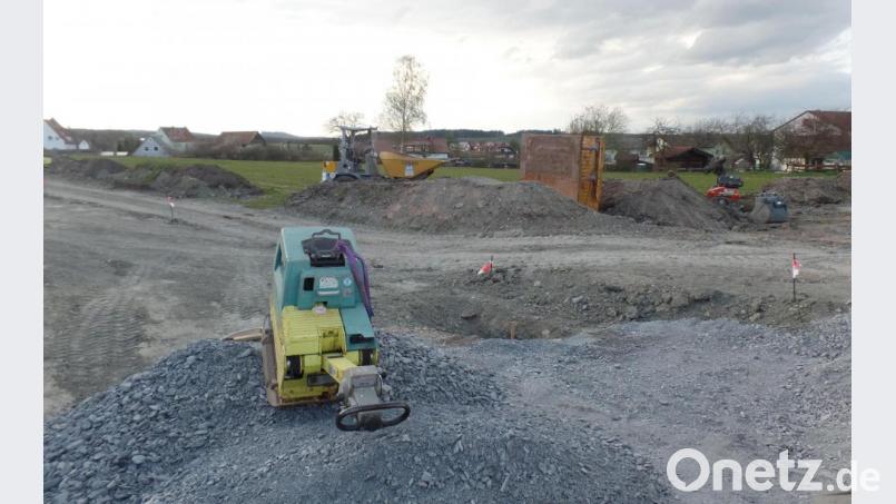 Im Zuge der laufenden Erschließungsarbeiten im Baugebiet „Schlammersdorf-Süd IV“ (Bild) werden im Bauabschnitt A zwei Pilzleuchten aufgestellt. Die Kosten belaufen sich auf knapp 4000 Euro. Bild: br