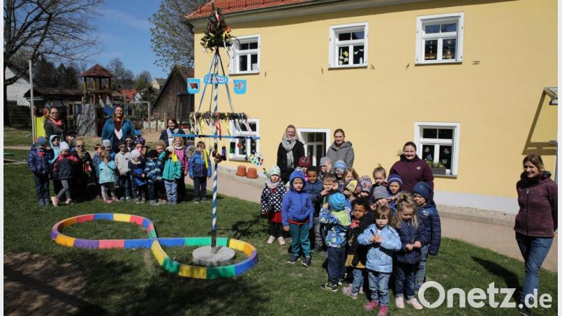 Bei Sonnenschein stellten die Kinder und Erzieherinnen ihren Maibaum auf. Bild: njn