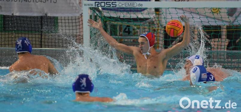 Torwart Matthias Kreiner (rote Bademütze) war wieder der große Rückhalt der Weidener. Bild: saf