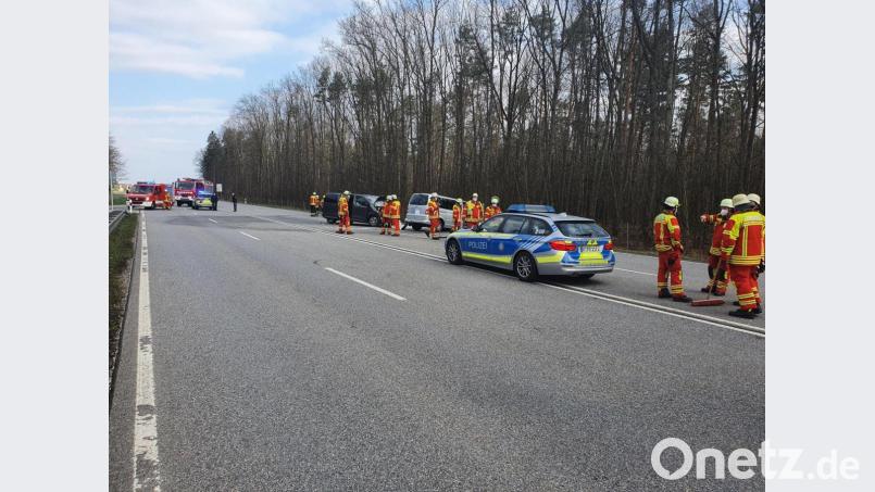Auf der B85 bei Neuenschwand sind zwei Kleinbusse kollidiert. Bild: Hösamer