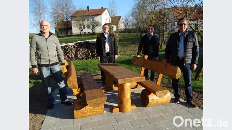 Einen einst ein unansehnlichen Fleck haben (von rechts) Hubert Merkl, Andreas Merkl und Josef Kredler (links) zu einem gelungenen Dorftreff gestaltet und eine willkommene Rastmöglichkeit geschaffen. Bürgermeister Hans Martin Schertl (Zweiter von links) spendet dafür großes Lob. Bild: ct