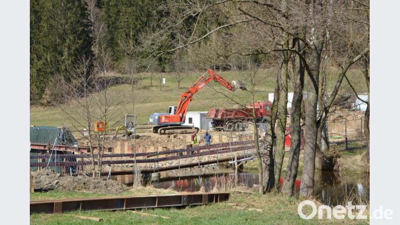 Seit August 2020 laufen die Bauarbeiten zur Erneuerung der Pfreimdbrücke an der Ortseinfahrt nach Böhmischbruck. Seither ist die Verbindung von Böhmischbruck nach Vohenstrauß über die Kreisstraße NEW 40 voll gesperrt. Die Umleitung ist über Gröbenstädt-Siedlung und Lohma ausgeschildert. Bild: dob