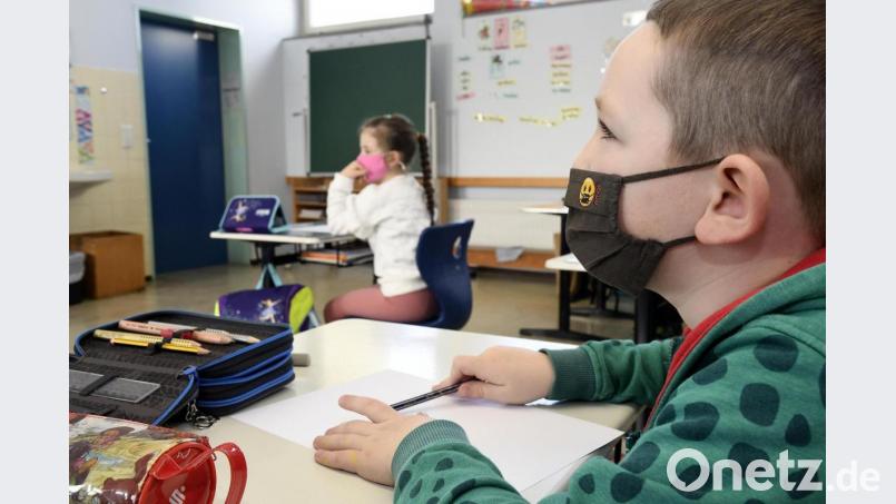 Ab Mittwoch können voraussichtlich mehr Schüler im Kreis Amberg-Sulzbach zurück ins Klassenzimmer. Das Landratsamt hat wohl genügend Tests an die Schulen verteilt. Archivbild: Petra Hartl
