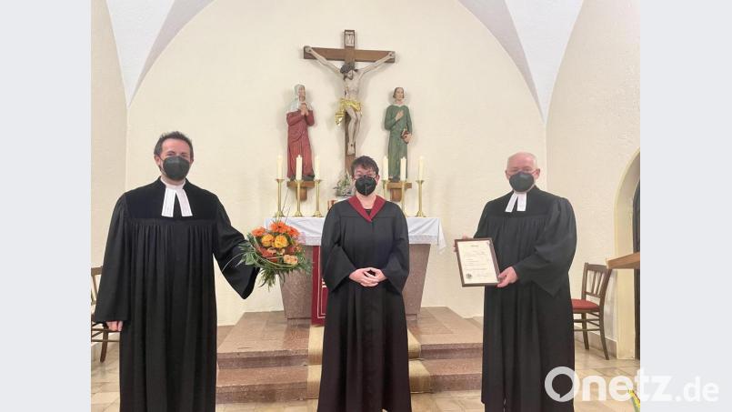 Pfarrer Stefan Fischer (links) und Pfarrer Norbert Schlinke (rechts) führen Margot Biegler in das Amt einer Lektorin ein. Bild: wku