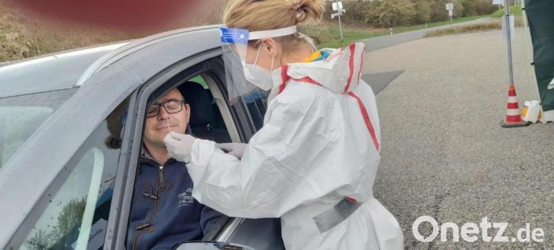 Auch Schlammersdorfs Bürgermeister Johannes Schmid nutzt die Gelegenheit, sich an der Drive-In-Station in Vorbach einem Corona-Schnelltest zu unterziehen. Bild: do