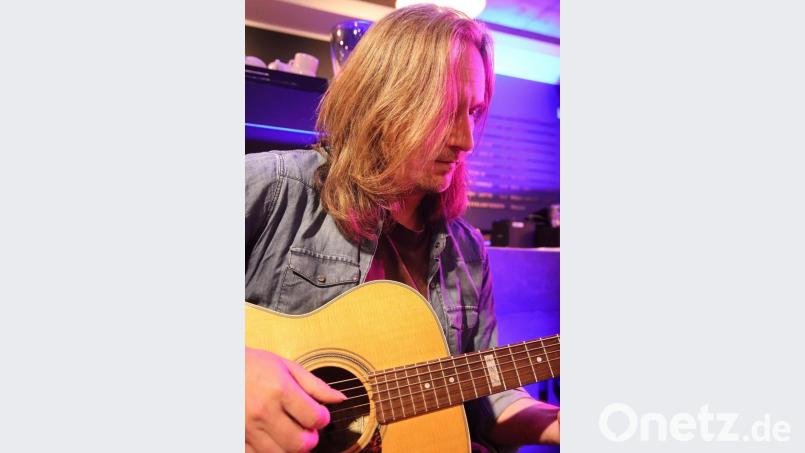 Michael Dandorfer: Egal ob als Teamplayer oder als Solist, er ist ein Virtuose auf der Gitarre. Bild: mfh