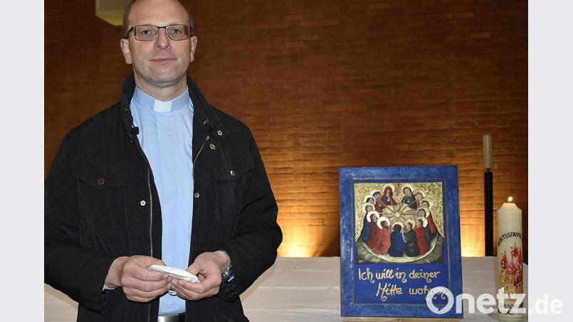Michael Gräf hat die Aufgaben des Dekans in Bayreuth übernommen. Hier ist er mit dem Gnadenbild und der Kerze zur Gebetsstaffel des Seelsorgebereichs Auerbach-Pegnitz zu sehen. Bild: sck