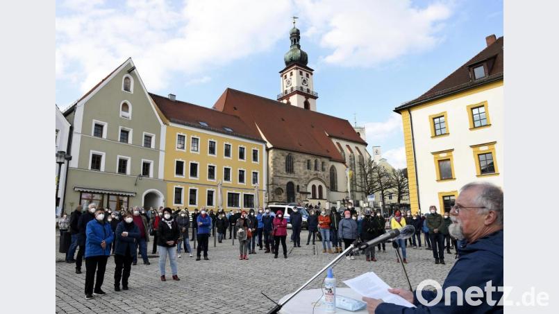 Pfarrer i. R. Reinhard Böttcher spricht beim Oberpfälzer Bündnis für Menschenrechte und Toleranz 
am Luitpoldplatz in Sulzbach-Rosenberg. Bild: Petra Hartl