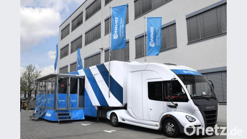 Der Conrad-Truck neben der OTH bietet Schulen und Institutionen eine Beratung zum Thema Digitalisierung des Lernens. Bild: Petra Hartl