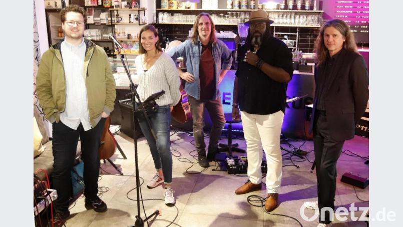 Von der Idee bis zum Livestream hatte die Band nur 14 Tage Zeit. Von links Felix Gleixner, Diana Laden, Michael Dandorfer, Ashonte „Dolo“ Lee und Toby Mayerl. Bild: mfh