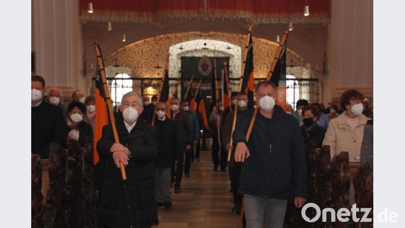 Die Banner der neun Kolpingsfamilien im Bezirksverband Tirschenreuth zogen in die Basilika Waldsassen ein. Bild: kro