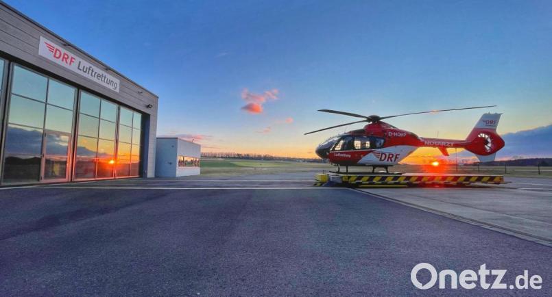 Der EC 135 vor dem Hangar in Latsch Bild: DRF-Luftrettung