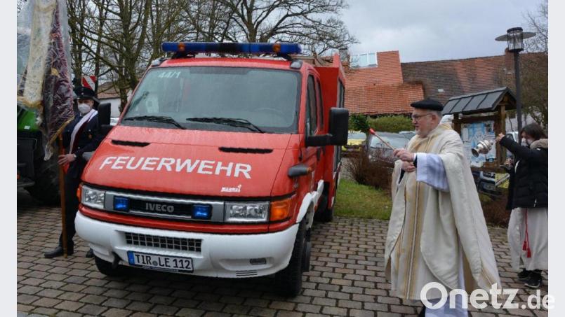 Pfarrer Anton Witt segnete unter anderem das kürzlich angeschaffte Tragkraftspritzenfahrzeug der Feuerwehr Leonberg. Bild: jr