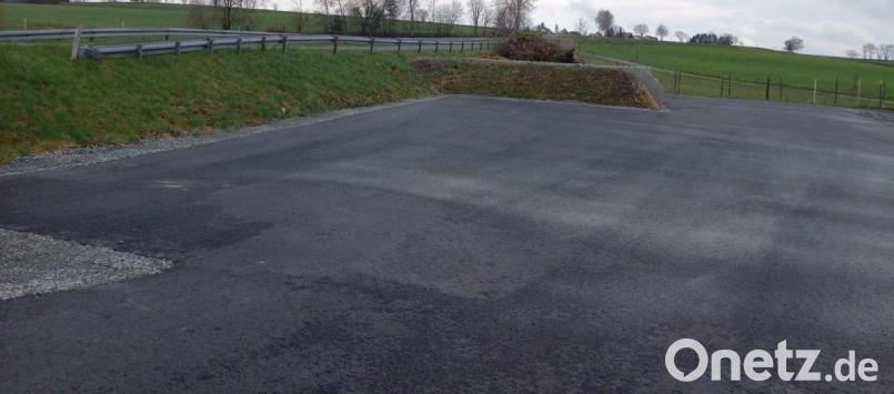 Die neue Asphaltdecke bei der Grüngutablagestelle Pullenreuth ist fertiggestellt. Sie kann nun von den Pullenreuther Bürgern leichter angefahren werden. Bild: twg