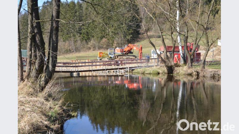 Seit August 2020 laufen die Bauarbeiten zur Erneuerung der Pfreimdbrücke an der Ortseinfahrt nach Böhmischbruck. Seither ist die Verbindung von Böhmischbruck nach Vohenstrauß über die Kreisstraße NEW 40 voll gesperrt. Die Umleitung ist über Gröbenstädt-Siedlung und Lohma ausgeschildert. Bild: dob