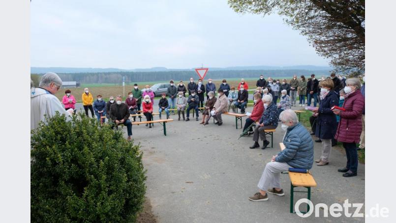 Bemerkenswert groß ist auch in der Coronapandemie die Zahl der Marienverehrer bei der traditionellen Maiandacht im Freien vor der Marienkapelle in Thomasreuth. Bild: do