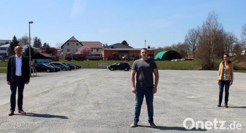 Wo jetzt noch im Hintergrund die Autos parken, wird ab 14. Mai auf dem Festplatz eine große Leinwand stehen: Organisator Christopher Szeri (Mitte) informierte Bürgermeister Roman Schäffler (links) und Stadtmarketing-Mitarbeiterin Kerstin Hörl über das Konzept. Bild: stg