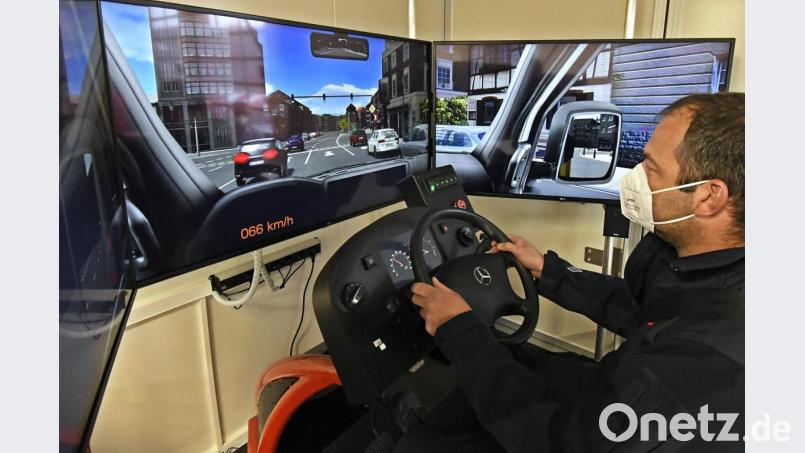 Kreisbrandmeister Marco Weiß (Feuerwehr Schnaittenbach) im neuen Einsatzfahrten-Simulator. Bild: Petra Hartl
