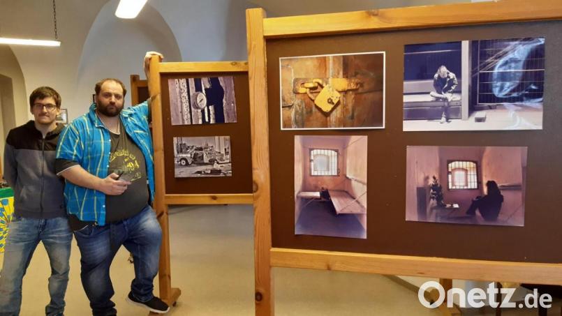 Fotograf Jürgen Lauterbach (rechts) präsentiert im Waldnaabtalmuseum in der Burg Neuhaus Aufnahmen von &quot;Lost places&quot;. Bei seinen Ausflügen wird er oft von Andreas Philipp (links) begleitet. Bild: Lowak
