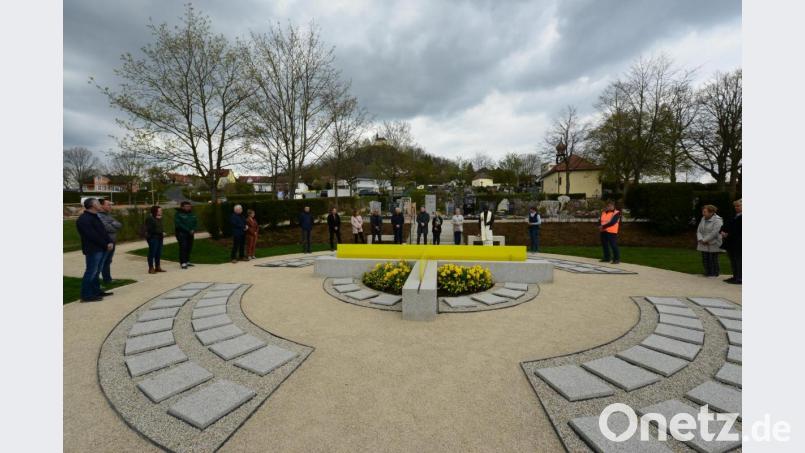 Bürgermeister Reinhard Sollfrank (Sechster von links) erinnerte an die Entstehungsgeschichte der neuen Urnengrabanlage. Pfarrer Pennoraj Thamarkkan (Zweiter von rechts) segnete die Grabstätten, die Künstler Erwin Otte (Vierter von links) gestaltete. Bild: bey