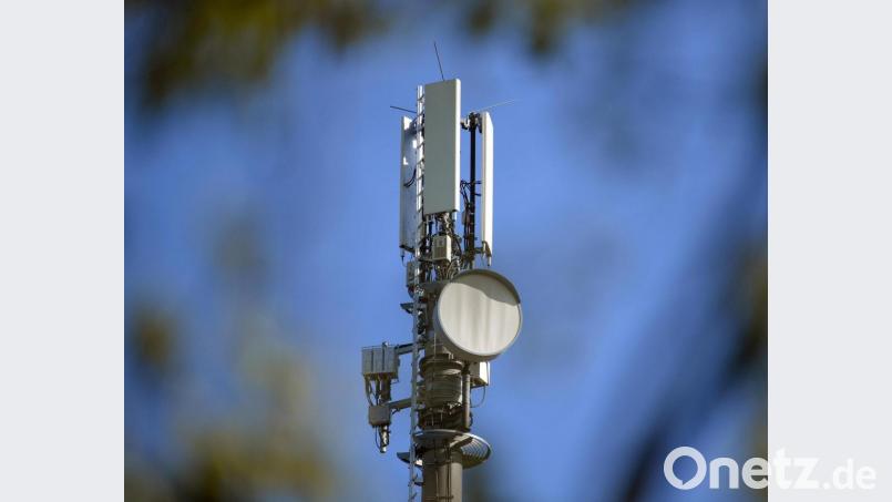 Ein Sendemast für Mobilfunk vor blauem Himmel. In der Oberpfalz gibt es noch viele &quot;graue Flecken&quot;, weil es weiter Mobilfunklücken gibt.. Symbolbild: Patrick Pleul
