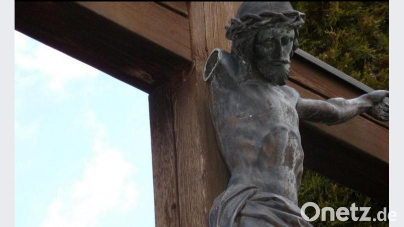 Die Heiland-Figur an der Stadtpfarrkirche St. Emmeram in Windischeschenbach wurde beschädigt. Die Polizei sucht Zeugen. Bild: Polizei Neustadt/WN / exb