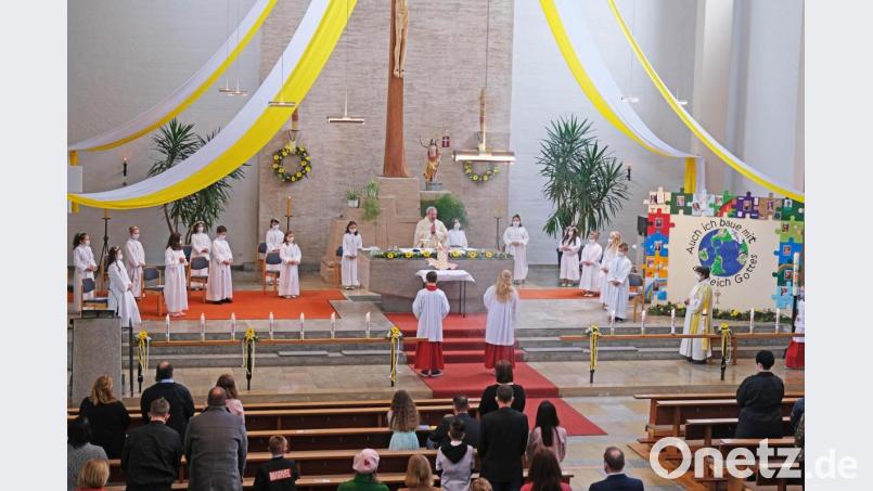 Um den Altar gruppierten sich 15 Kinder zur feierlichen Erstkommunion. Rechts ihre selbst gestaltete Bildwand. Bild: twi