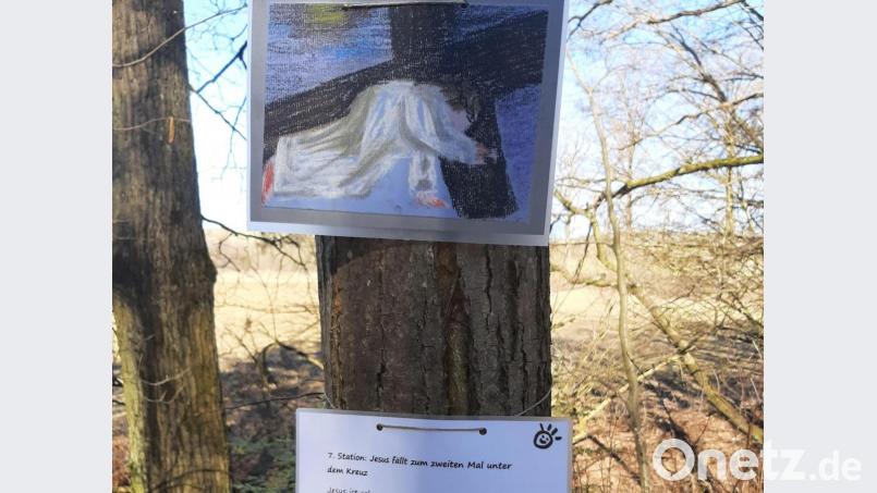 Die 14 Stationen des Kreuzwegs – hier die siebte Station „Jesus fällt zum zweiten Male unter dem Kreuze" – schenkte den Betrachtern anregende und besinnliche Momente. Bild: sche