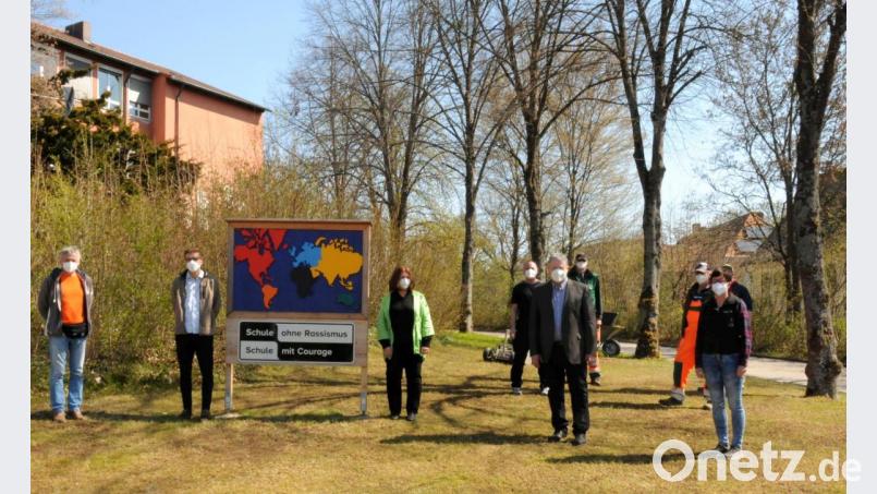 Schon bald soll hier eine bunte Blumenwiese erblühen und den Insekten Nahrung bieten. Vorne, von links: Thomas Lehmeier, Stellvertretender Schulleiter BSZ, Simon Hambeck, Umweltbeauftragter BSZ, Schulleiterin Sabine Fersch, Landrat Richard Reisinger und Kreisfachberaterin Michaela Basler; (hinten, von links: Thomas Weißenberger, Hausmeister BSZ, sowie die Landkreisgärtner Markus Ertl, Josef Landshammer und Andreas Bogner. Bild: Martina Beierl/exb