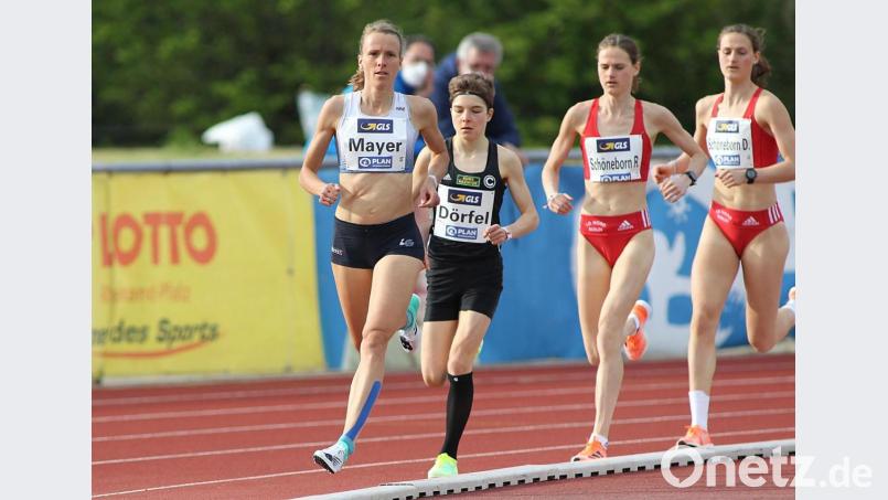 Fast die Hälfte der 10000-Meter-Distanz lag Domenika Mayer (links) in Führung, ehe die beiden Schöneborn-Zwillinge (rechts) die Athletin aus Neukirchen überholten. Bild: Ralf Görlitz