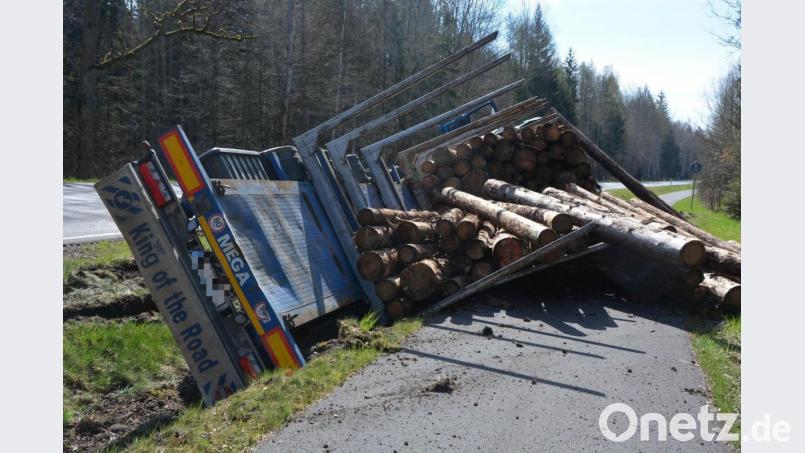 Der vollbeladene Holztransporter geriet auf das Bankett und kippte auf den Radweg. Bild: jr
