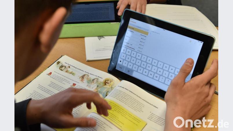 Digitales Lernen in Zeiten der Corona-Pandemie? Klingt gut. Geht aber nur, wenn bedürftigen Schülern Leihgeräte zur Verfügung stehen. In Weiden liegt genau hier das Problem. Symbolbild: Carmen Jaspersen/dpa