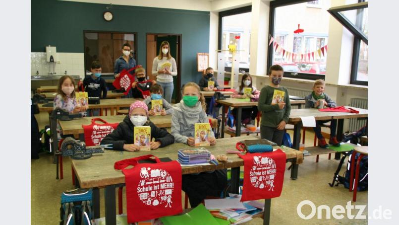 Das Foto entstand bei den Kindern der Klasse 3 a mit Klassenleiterin Sabrina Zwerenz (hinten rechts) und Manuela Rößler. Bild: fpoz
