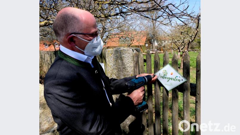 Der Flosser Kreislehrgarten ist als „Naturgarten&quot; zertifiziert. Kreisvorsitzender Albert Nickl brachte selbst die Plakette am Eingangstor des Gartens an. Bild: le
