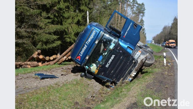 Der vollbeladene Holztransporter geriet auf das Bankett und kippte auf den Radweg. Bild: jr