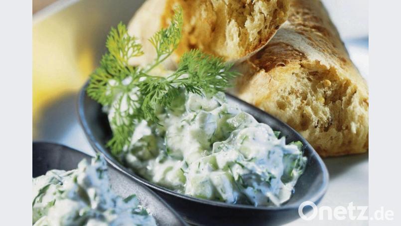 Für Bärlauch-Einsteiger ist selbst gemachter Bärlauch-Zaziki genau richtig. Die jungen, zarten Blätter des Wildgemüses aber nicht zerhacken, sondern fein schneiden. Bild: Patrick Kemp/FONA Verlag/dpa