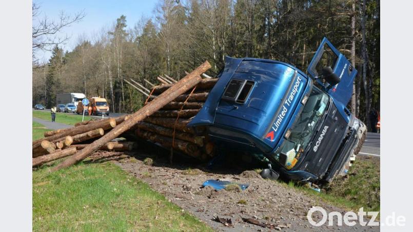 Der vollbeladene Holztransporter geriet auf das Bankett und kippte auf den Radweg. Bild: jr