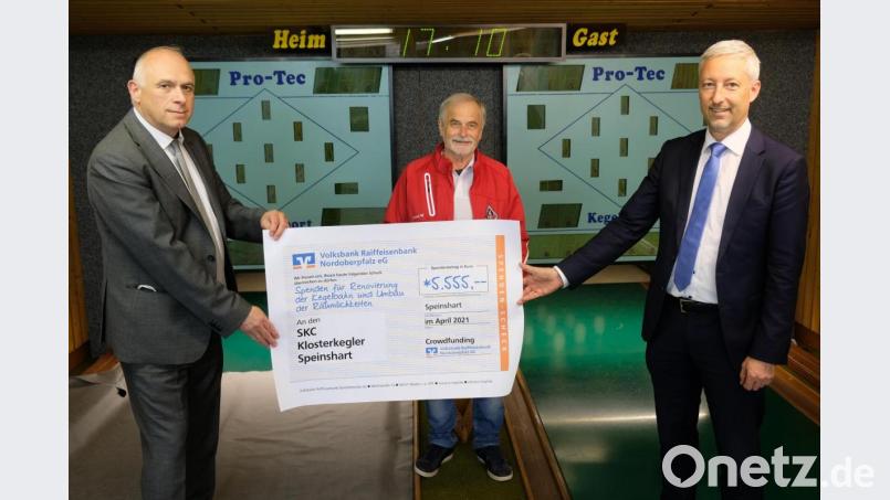Die stattliche Spendensumme von 5555 Euro erreicht das Crowdfunding-Projekt des SKC Klosterkegler Speinshart mit der Volksbank Raiffeisenbank Nordoberpfalz. Im Bild bei der Übergabe des symbolischen Spendenschecks: (von links) Raiffeisen-Filialleiter Richard Götz, SKC-Vorsitzender Hans Schuller und Regionalmarktleiter Stefan Schedl. Bild: do