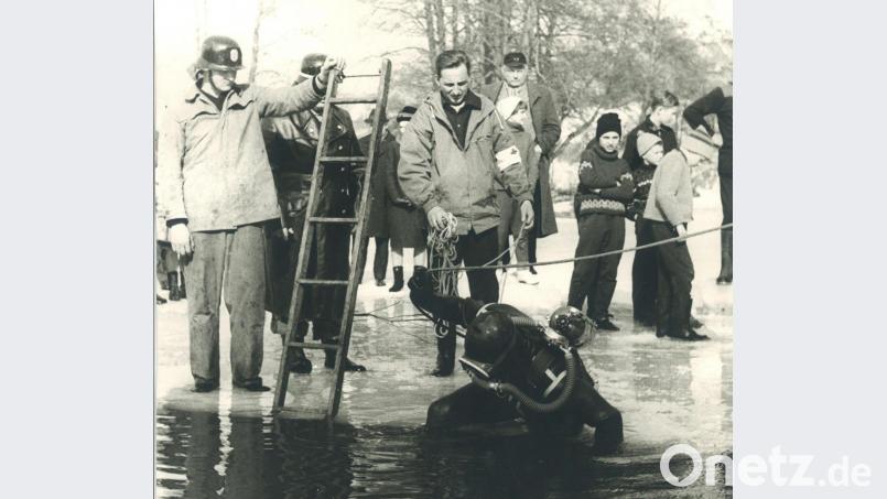 Ein Bild aus den 60er Jahren. Eine Übung mit einem Rettungstaucher in eiskaltem Wasser . Bild: prh