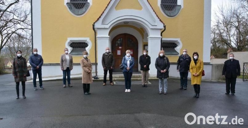 Zum 50-jährigen Kommunionjubiläum des Schülerjahrgangs 1961/62 fand am Sonntag ein Gottesdienst in Pechbrunn statt. Mit Organisatorin Doris Reiß (Vierte von links) und Pfarrer Robert Ploß (rechts) entstand ein Erinnerungsbild vor der Kirche. Bild: jr