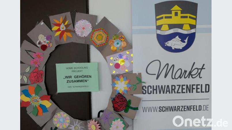&quot;Wir gehören zusammen&quot;, ein Slogan von Kindern für Erwachsene, der in schwieriger Zeit Mut machen soll: In Schulhaus- und Schaufenstern der Geschäfte, oder auch wie hier im Rathaus, sind gebastelte, kleine Kunstwerke zu bestaunen. Bild: mab