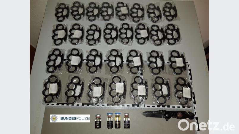 30 Schlagringe, ein Springmesser und Dopingmittel fand die Waidhauser Bundespolizei bei einem 31-Jährigen auf der A 6. Bild: Bundespolizei Waidhaus / exb