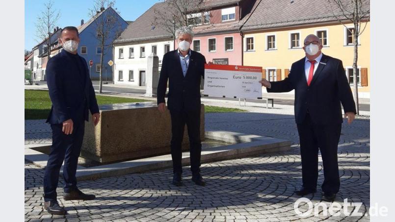 Bürgermeister Robert Lindner (Mitte) nimmt den symbolischen Spenden-Scheck von Vorstandsvorsitzendem Gerhard Hösl (links) und
dem Leiter der Geschäftsstelle Floß, Ulrich Höcker (rechts), entgegen. Bild: Sparkasse Floß/exb