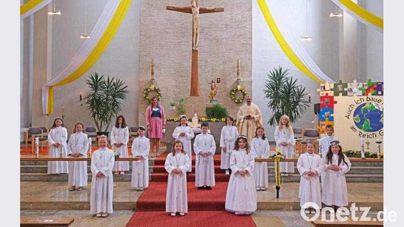 15 Kinder feierten ihre Erstkommunion in St. Josef in Unterköblitz. Das Sakrament spendete Pfarrer Markus Ertl. Begleitet wurden die Kinder von Klassenlehrerin Christina Diermeier. Bild: twi