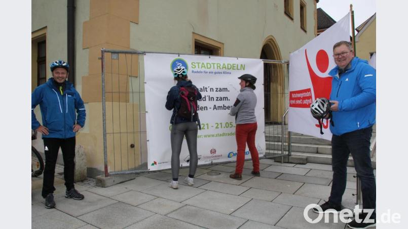 Die beiden Oberbürgermeister aus Weiden Jens Meyer (links) und Michael Cerny aus Amberg (rechts) haben mit ihren zuständigen Koordinatorinnen Lena-Maria Völkl (Zweite von links) und Corinna Loewert (Zweite von rechts) das erste gemeinsame Stadtradeln mit dem Signieren des Infoplakats am Hirschauer Marktplatz eröffnet. Bild: ads