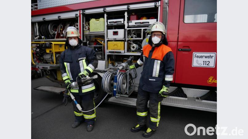 Aufgrund des niedrigen Inzidenzwertes im Landkreis beginnt die Feuerwehr Waldsassen wieder mit den Übungen. Kommandant Tobias Tippmann (rechts) und seine Mannschaft, hier Michael Dietl, halten sich dabei an ein strenges Hygienekonzept. Bild: flm