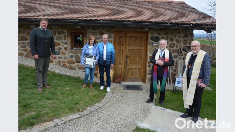 Der neue Feinkostenladen „Die Finca“ in Kleinbüchlberg erhielt jetzt den kirchlichen Segen. Im Bild die Eigentümer und Betreiber Angelika und Bernhard Waidhas mit Bürgermeister Stefan Grillmeier (links) sowie den Pfarrern Anton Witt und Pfarrer Martin Schlenk (von rechts). Bild: jr