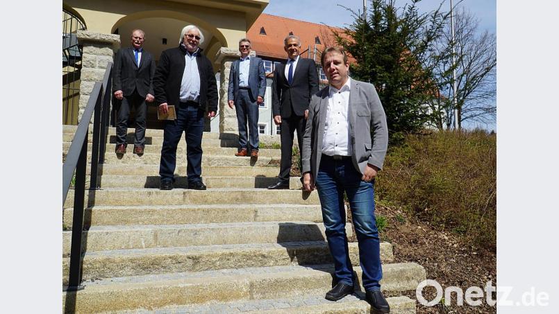 Jürgen Kreuzer (vorne) tritt die Nachfolge von Peter Zimmert (Zweiter von links) an. Es gratulierten Personalrat Max Bindl (links), Personalchef Walter Brucker (Dritter von rechts) und Landrat Roland Grillmeier (Zweiter von rechts). Bild: Stefan Malzer/Landkreis Tirschenreuth/exb