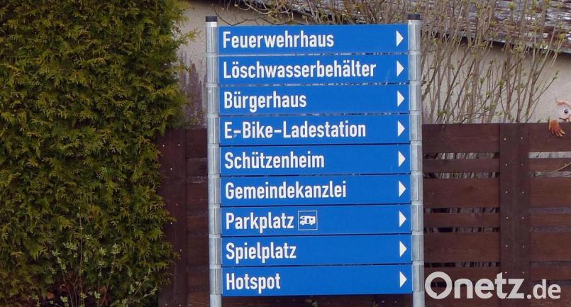 Der neue Wegweiser in Schlammersdorf. Bild: lgc
